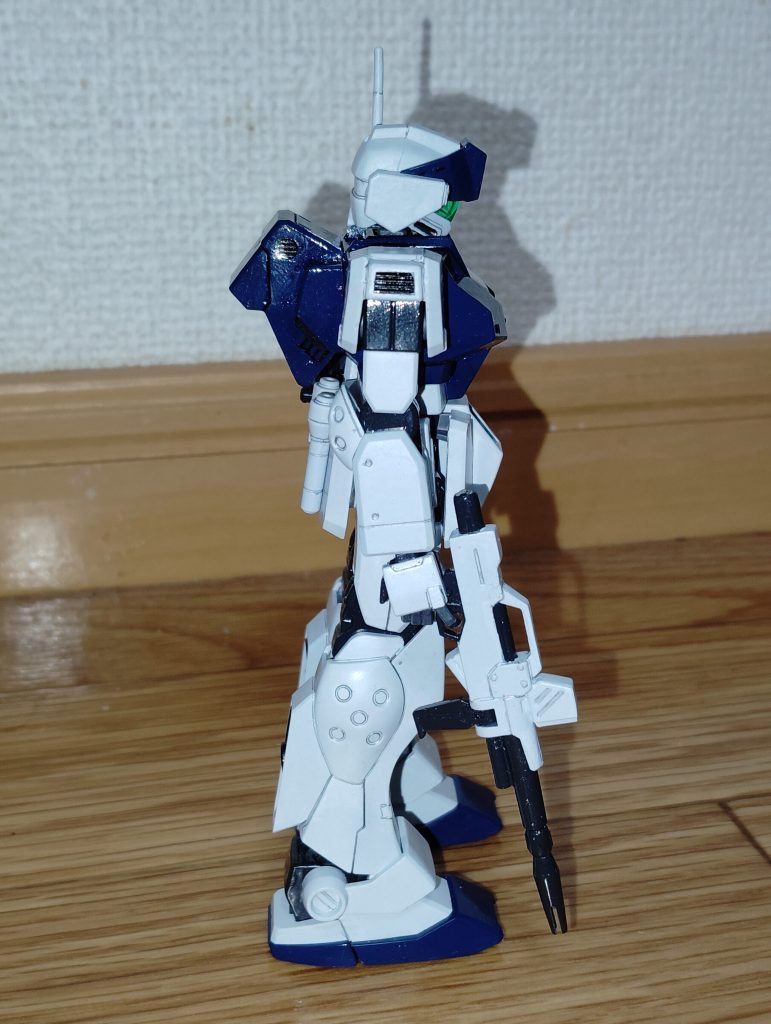 　サイドビューです。　ヒジやヒザの丸モールド（いわゆる「ブチ穴」）は、ピンバイスで開口しようか、それともミッドナイトブルーなどで黒っぽく塗ってしまおうかとも思ったのですが、今回参考にしたアーケードゲーム「戦場の絆」の画像では本体と同じ白色だったので、シャープペンでスミ入れを施すだけにしておきました。　そして、右側頭部のバルカンポッドが意外と存在感があって良いですね。
