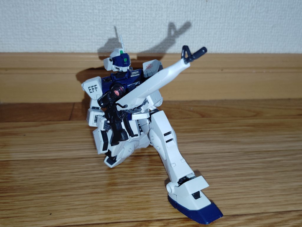 　ロングレンジ・ビームライフル装備です。　ライフルは本体と同じ寒色系の白色とミッドナイトブルーで塗装し、銃身脇のパイプ（？）は黒鉄色に塗り分けました。　スコープには裏を銀色で塗装したＨアイズを貼り付けてあります。　また、狙撃モードということで頭部の精密狙撃用バイザーを降ろしてみました。　ちなみに、額にあるバイザー下のメインカメラは付属のシールを貼り付けてあります。　本当はここにもクリアパーツを取り付けたかったのですが、狙撃用バイザーがある関係でスペースを確保できず、シールで妥協しました・・・。