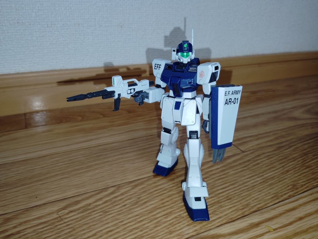 　陸戦型ビームライフル装備です。　HGUCガンダムEz-8に付属する武装を塗装したモノです。　個人的にはホワイトディンゴ隊のジム・スナイパーIIといえば、この武装のイメージが強いですね。　ちなみに、ただ塗装するだけではなくちょっとした加工も加えてあります（詳しくは後ほど紹介しますね）。