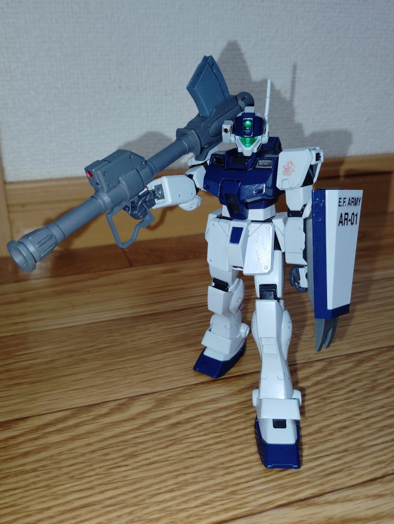 　ロケットランチャー装備です。　旧HGの陸戦型ジムに付属する武装ですが、コチラはハイパーバズーカとは違いこのキット（ジム・スナイパーⅡ）の手首でもちゃんと保持することができました。　ちなみに、このキットに付属する２種類の銃の持ち手ですが、どちらもボールジョイントが小さいのか腕に差し込むと若干ぐらつきがあったので、木工ボンドを薄く塗って少しボール部分を太らせてあります。　おかげで、ライフルもロケットランチャーも問題なく構えることができるようになりました。