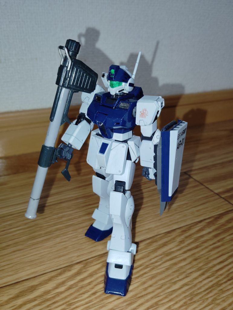 　ハイパーバズーカ装備です。　実はコチラの武装、グリップが太くジム・スナイパーIIの手首では持てなかったので、この写真のみ前々回投稿したジム（WD隊）の手首を使用しています。　実はこのあと製作を考えている機体にもハイパーバズーカを装備させたいと思っているのですが（しかもおそらく手首パーツはこのキットと同じ仕様）、何かしら工夫が必要そうですね・・・。