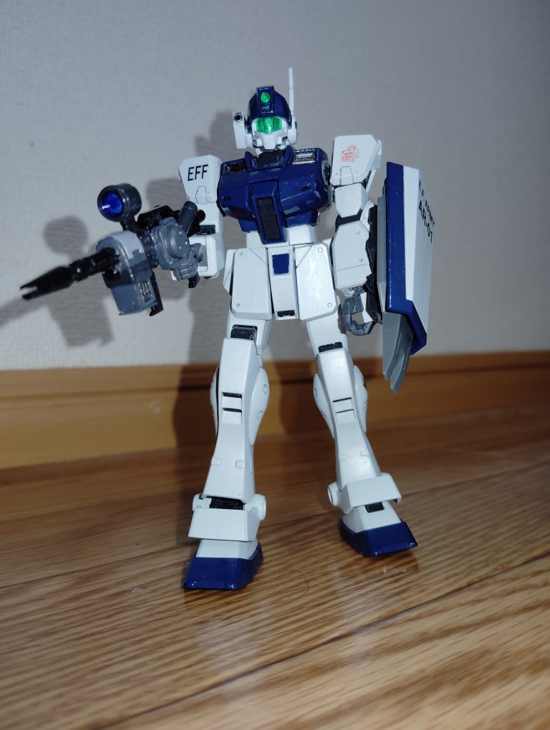 　初期試作型ビームライフル装備です。　苦労して製作した武装だけあって、こうして装備させるとやはり感動しますね。　スコープは下地を銀色で塗装した上からクリアーブルーで塗っただけですが、意外と見栄えが良くて満足です。　これを装備したジム・スナイパーⅡを作ってみたかったので、目標がひとつ叶いました。