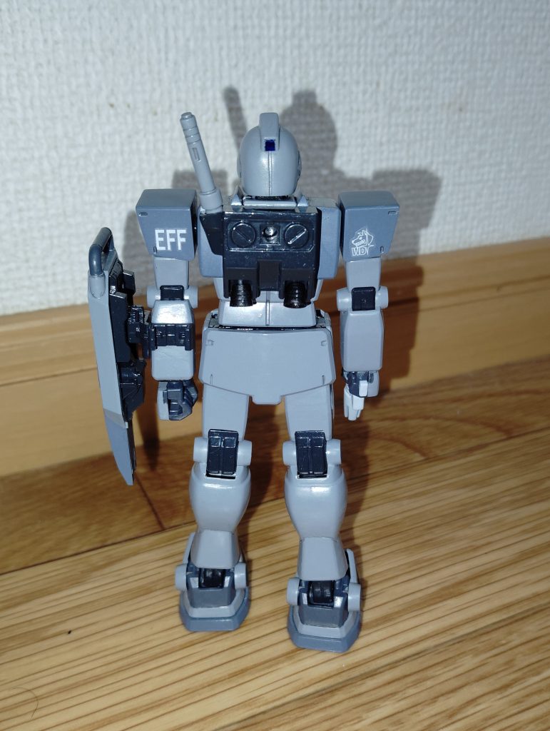 　リアビューその１です。　前回も紹介した通り、バックパックはミッドナイトブルーで塗装してあります。　今回参考にしたのは、あくまで「戦場の絆」に登場するジム（WD隊）なので、ゲームのリプレイ動画などを参考にこの色で塗装してみました。　