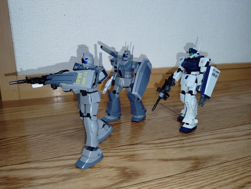 　行軍中です。　あらためて並べてみると、ジム･スナイパーⅡの白色がかなり目立つというか、少々浮いた印象を受けますね（笑）。