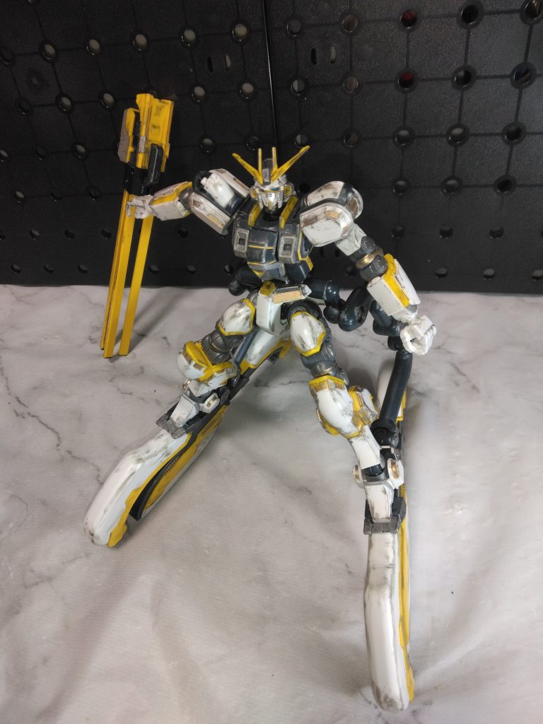 レールガンを捨てて、肩のサーベルラックを展開。