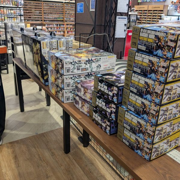 2026年 2月17日(火)MG ジ·Oの再販時。抽選の結果。40人中35番目になりこの日何も買え無かった。ガンプラ再販時の常連者から大佐(何故か知らないけど常連の数人の人達からそう言われている)欲しいなら定価で譲りますよと言われ定価で購入しました。2026年 3月13日(金)。昨年から極秘に、製作していた。ホビーゾーン展示用のMGガンダムバルバトスルプスレクス用の台座の塗装が、乾く間MG ジ·Oを開封しました。(MG ガンダムバルバトスルプスレクスは、3月8日(日)に、完成している)&nbsp;開封・・・パーツを見て。そ〜っと元に戻して閉じたくなった。（パーツ数）(そう言う気持ちに、なる人はわっちだけじゃ無いと思う)そう言う気持ち半分とワクワクする気持ち半分と言う感じです。どう作って行くかのイメージはある。取り敢えず土日に、仮組みして行く予定。（3枚目）