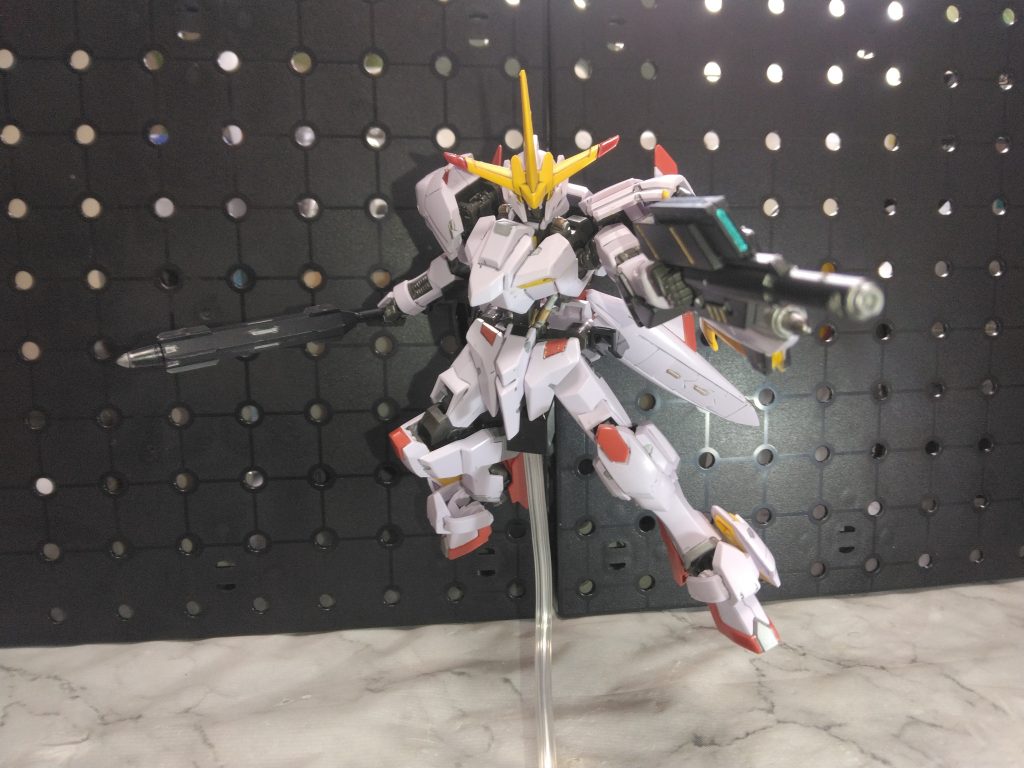 そんな端白星ですが、鉄血世界の中では割と珍しい形の武装をしています。グシオンリベイクやグレイスのライフルを見慣れているせいか、短くてポーズの付け方が分からない😅