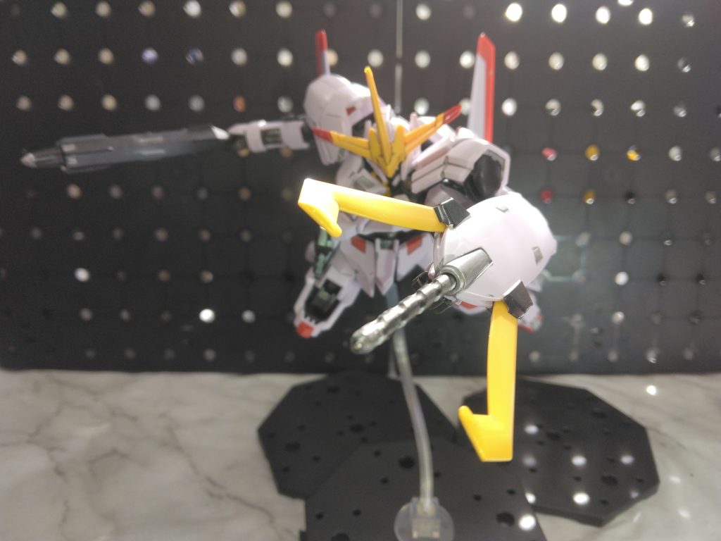 シールド内には、ドリルバンカーが仕込まれています。鉄血世界はバンカーが意外と多いイメージ。固いから質量武器が多いのは大好き。端白星も第2形態まで来ましたが、新作が、あれば段々マルコシアスに近づいて行って欲しいところ、期待しています。