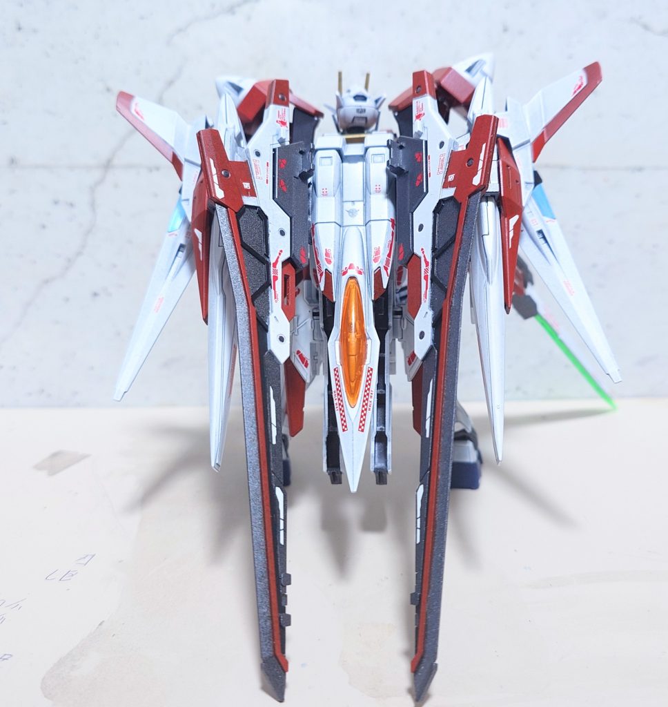 てんこ盛りすぎる後ろ姿ベースなしで自立させるとこれに引っ張られて若干胴体が仰け反るので、ポージングが大変でしたw