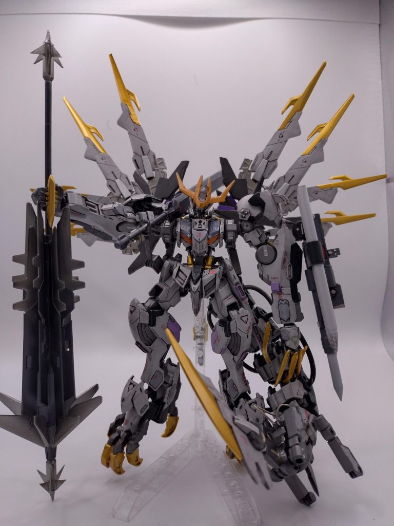 全景。まずは、肩幅拡張にエイハブ・リアクター。各部、爪の造形。武装のアレンジ。尻尾の追加。左腕の武装追加および、改造。それと、夢だった、テイルブレードの増加。色は、天パ仕様です。wざっくりと、改造したところです。
