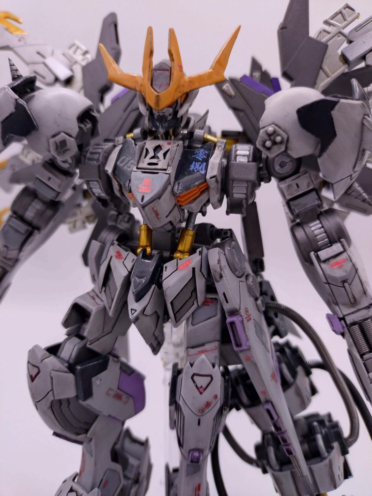 あまりのエイハブ・リアクターをつけて、肩幅を拡張。ブレードアンテナも、角の前後で拡張。左右の長さ違いは、サボり…wです。サイドアーマーは、アメイジングから（要は、ルプスのもの）肩も、アメイジングのと、レクスのを合体させました。色は、悩んだ挙句、天パ仕様（νや、リックディジェの色のイメージ）