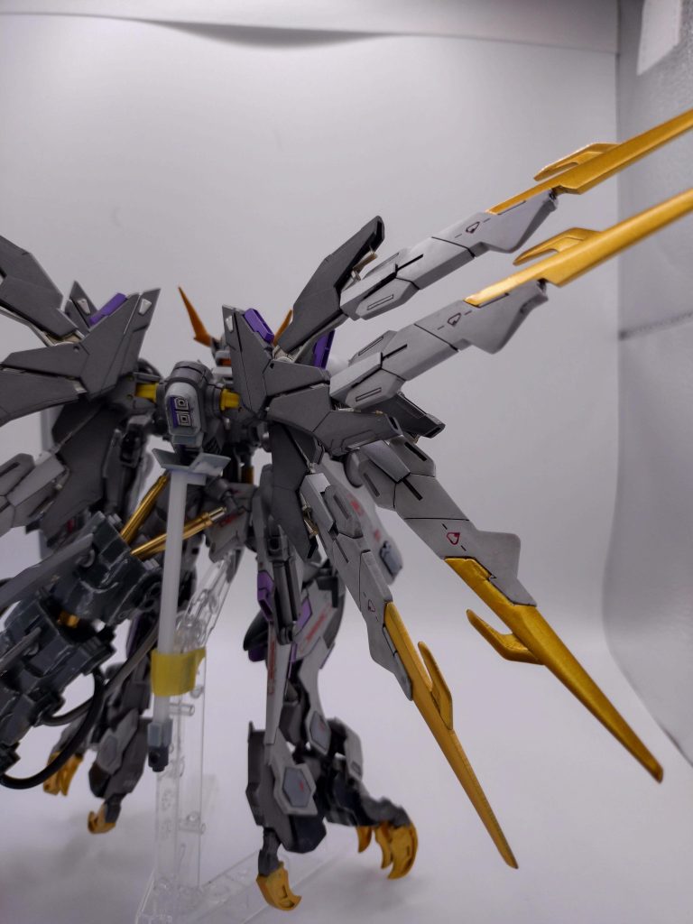 バックショット。見たまんま、RGストフリのバックパックの先端だけ、付け替えました。ここ、一番最初に、思いついて、手掛けたので、他と温度差あるかも。え？自立…？出来る訳ありません。この足なので、武装なくても、立てませんww&nbsp;