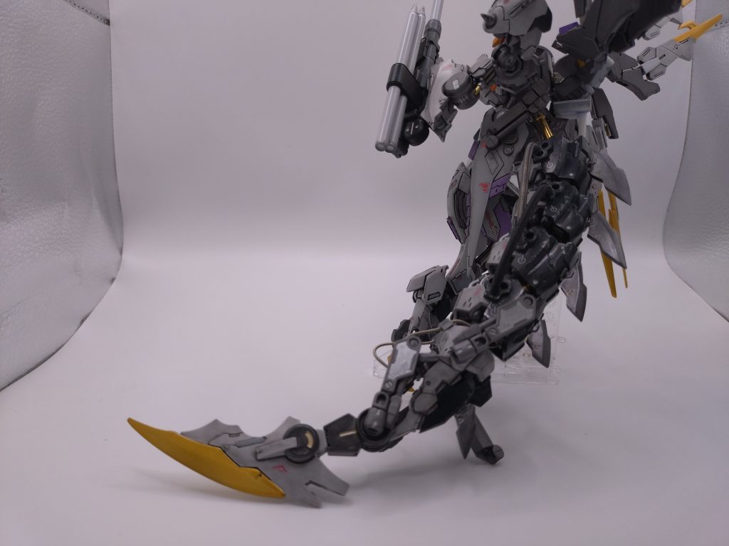 良さげなのを量販店で見つけたので、つけました。パイプと、シリンダーで、ディティールアップしてみました先端に隠し腕をつけてあるので、ソードメイスを持たせられます。（画像なし…）