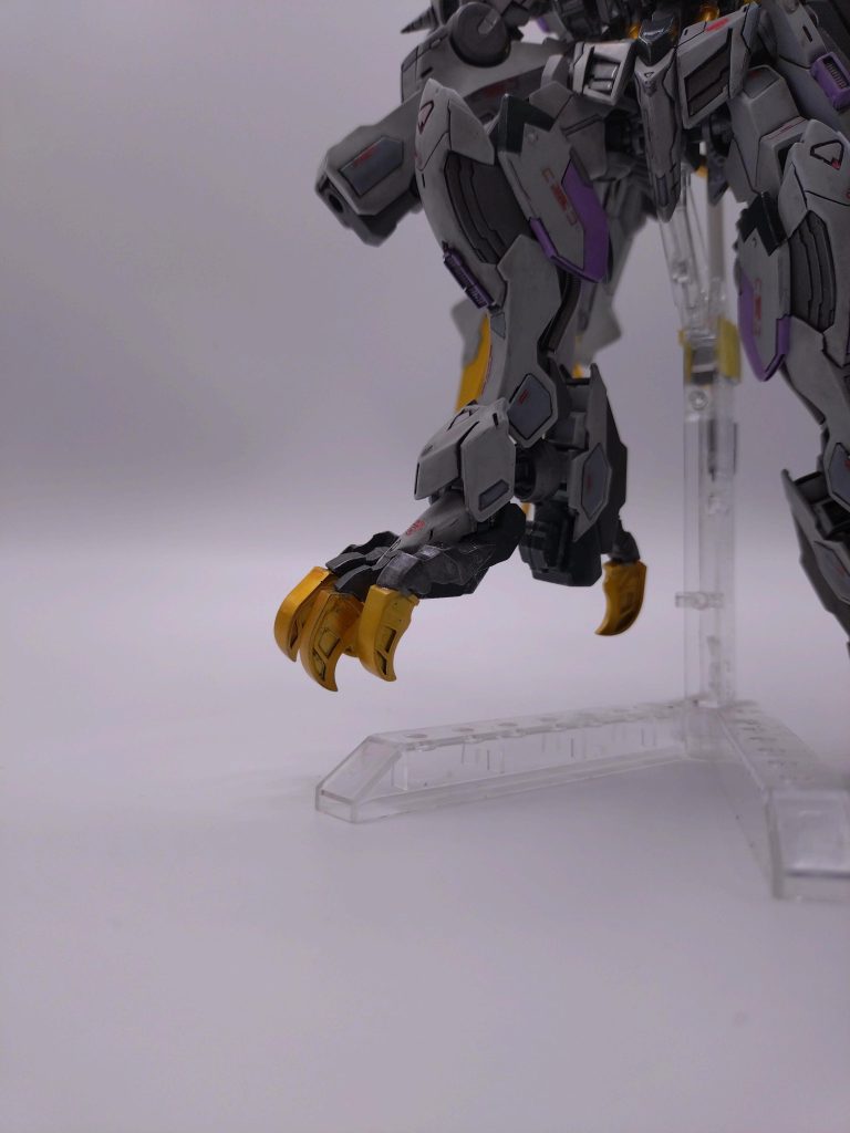 足の爪は、、本数で悩みましたが、自分的にバランスよく5本にしました。これも、一旦剥がしてから、造形。