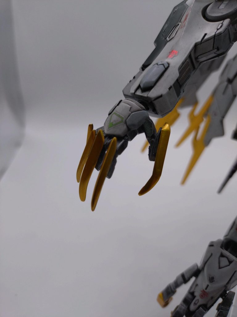 手の爪は、一旦剥がしてからプラ棒で造形してみました。