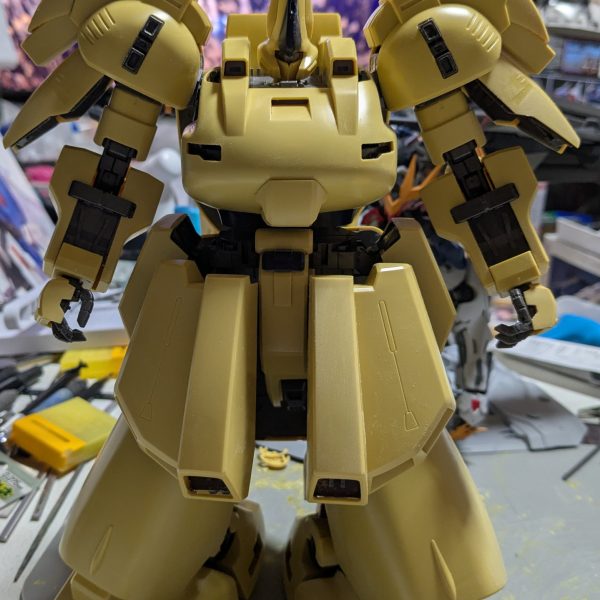 2026年 3月14日(土)。新しくオープンしたプラモ屋から帰宅後、17時から仮組み始める。大まかな仮組みが、終わり実際に手にして本当に、HGを大きくしたと言われているのを納得する。MGで値段が、高い割にディテールが皆無と言っていい程。約30センチある大きさは良いが、これを手を加えて行くのかと思うと『・・・・・』となる。しかも股関節が、フニャフニャで後ろが重いから後ろに、傾いてしまう。どうした物か？気が向いたら手を加えて行こうと思う。ここまでやったらお腹1杯になった。（2枚目）