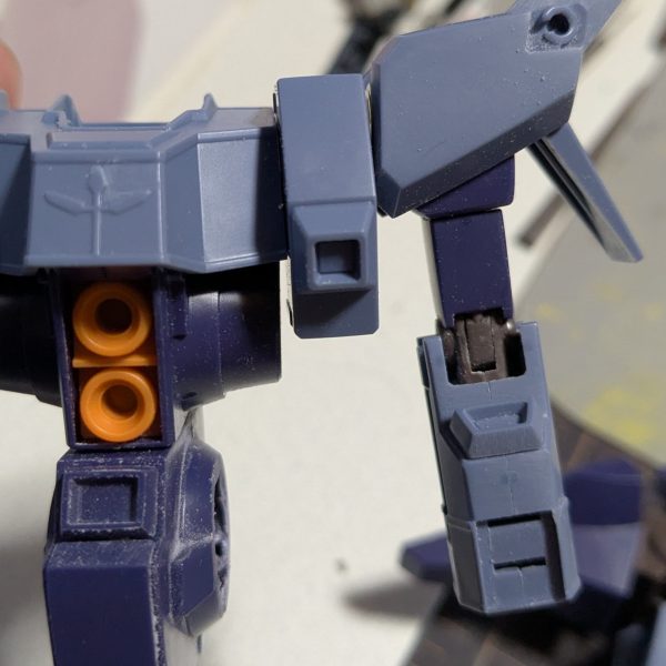 上半身?が広く感じるので、約2ミリ。左右合わせて約4ミリ幅詰めした。2026年 3月20日(金)。先週14日(土)に、オープンしたプラモ屋に再販ガンプラを求めて開店前の列の4番目に並んだ。10時店員さんの後に付いてお店の中へ。まだ再販品の入荷が無いと言う事で、製作スペースで入荷するまで約3時間待たされた。MGファッツ目当てだったけど入荷無し。RE バウ3つだけ入荷。3番目の方が、バウを手にしわっちは、『あっバウが』と声が思わず出てしまった。3番目の方が、欲しければどうぞと譲って貰った。RE バウとMG リゼルC型(オレンジ色の)と30MMのマルチクロスを購入しました。1回帰宅して、ホビーゾーンの再販時間17時に間に合う様に行った 。祝日や春休みせいで、駐車場が1杯で中々停められなかった。17時。ガンプラ再販目当てで来た人、約60人以上が品物を来ないで、中止です。と店員さんの話しを聞いたら蜘蛛の子が、散るみたいにいなくなった。常連の人の話しを色々と聞いた。別の所でMG ファッツ4つに、20人以上がジャンケン大会して買えなかった。とか。別の所では、MG ファッツ2つに60人以上がジャンケン大会して買えなかったとか。REバウも1個に対して50人以上で、ジャンケン大会して買えなかった。と言っていた。雨が降っていてビチョ濡れだったそうです。 (2枚目)