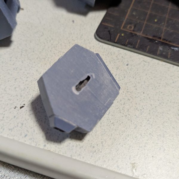 上半身?が広く感じるので、約2ミリ。左右合わせて約4ミリ幅詰めした。2026年 3月20日(金)。先週14日(土)に、オープンしたプラモ屋に再販ガンプラを求めて開店前の列の4番目に並んだ。10時店員さんの後に付いてお店の中へ。まだ再販品の入荷が無いと言う事で、製作スペースで入荷するまで約3時間待たされた。MGファッツ目当てだったけど入荷無し。RE バウ3つだけ入荷。3番目の方が、バウを手にしわっちは、『あっバウが』と声が思わず出てしまった。3番目の方が、欲しければどうぞと譲って貰った。RE バウとMG リゼルC型(オレンジ色の)と30MMのマルチクロスを購入しました。1回帰宅して、ホビーゾーンの再販時間17時に間に合う様に行った 。祝日や春休みせいで、駐車場が1杯で中々停められなかった。17時。ガンプラ再販目当てで来た人、約60人以上が品物を来ないで、中止です。と店員さんの話しを聞いたら蜘蛛の子が、散るみたいにいなくなった。常連の人の話しを色々と聞いた。別の所でMG ファッツ4つに、20人以上がジャンケン大会して買えなかった。とか。別の所では、MG ファッツ2つに60人以上がジャンケン大会して買えなかったとか。REバウも1個に対して50人以上で、ジャンケン大会して買えなかった。と言っていた。雨が降っていてビチョ濡れだったそうです。 (3枚目)