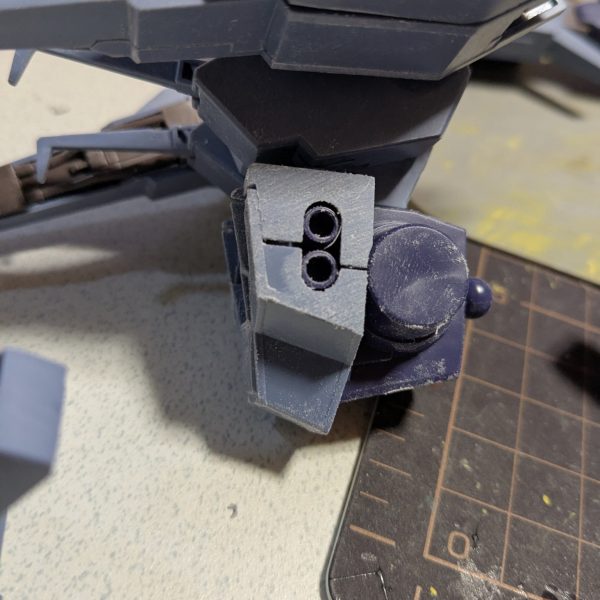 上半身?が広く感じるので、約2ミリ。左右合わせて約4ミリ幅詰めした。2026年 3月20日(金)。先週14日(土)に、オープンしたプラモ屋に再販ガンプラを求めて開店前の列の4番目に並んだ。10時店員さんの後に付いてお店の中へ。まだ再販品の入荷が無いと言う事で、製作スペースで入荷するまで約3時間待たされた。MGファッツ目当てだったけど入荷無し。RE バウ3つだけ入荷。3番目の方が、バウを手にしわっちは、『あっバウが』と声が思わず出てしまった。3番目の方が、欲しければどうぞと譲って貰った。RE バウとMG リゼルC型(オレンジ色の)と30MMのマルチクロスを購入しました。1回帰宅して、ホビーゾーンの再販時間17時に間に合う様に行った 。祝日や春休みせいで、駐車場が1杯で中々停められなかった。17時。ガンプラ再販目当てで来た人、約60人以上が品物を来ないで、中止です。と店員さんの話しを聞いたら蜘蛛の子が、散るみたいにいなくなった。常連の人の話しを色々と聞いた。別の所でMG ファッツ4つに、20人以上がジャンケン大会して買えなかった。とか。別の所では、MG ファッツ2つに60人以上がジャンケン大会して買えなかったとか。REバウも1個に対して50人以上で、ジャンケン大会して買えなかった。と言っていた。雨が降っていてビチョ濡れだったそうです。 (4枚目)