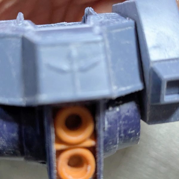 上半身?が広く感じるので、約2ミリ。左右合わせて約4ミリ幅詰めした。2026年 3月20日(金)。先週14日(土)に、オープンしたプラモ屋に再販ガンプラを求めて開店前の列の4番目に並んだ。10時店員さんの後に付いてお店の中へ。まだ再販品の入荷が無いと言う事で、製作スペースで入荷するまで約3時間待たされた。MGファッツ目当てだったけど入荷無し。RE バウ3つだけ入荷。3番目の方が、バウを手にしわっちは、『あっバウが』と声が思わず出てしまった。3番目の方が、欲しければどうぞと譲って貰った。RE バウとMG リゼルC型(オレンジ色の)と30MMのマルチクロスを購入しました。1回帰宅して、ホビーゾーンの再販時間17時に間に合う様に行った 。祝日や春休みせいで、駐車場が1杯で中々停められなかった。17時。ガンプラ再販目当てで来た人、約60人以上が品物を来ないで、中止です。と店員さんの話しを聞いたら蜘蛛の子が、散るみたいにいなくなった。常連の人の話しを色々と聞いた。別の所でMG ファッツ4つに、20人以上がジャンケン大会して買えなかった。とか。別の所では、MG ファッツ2つに60人以上がジャンケン大会して買えなかったとか。REバウも1個に対して50人以上で、ジャンケン大会して買えなかった。と言っていた。雨が降っていてビチョ濡れだったそうです。 (5枚目)