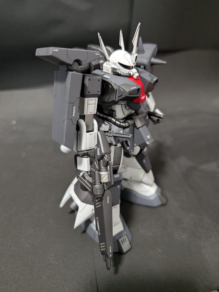 Rジャジャのライフルはあまり好きでないので、メッサーから拝借。サイズ的にちょうど良いですね。シナンジュから拝借したビームソードアックスを腰にマウント