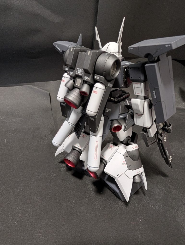 ドーベンウルフに比べ、火力、推量が劣るとか言われてたので、盛ってみました。バックパックのメイン1基、脚部2基のスラスターを大型化、プロペラントタンク追加これで推量負けしてるとか言わせない