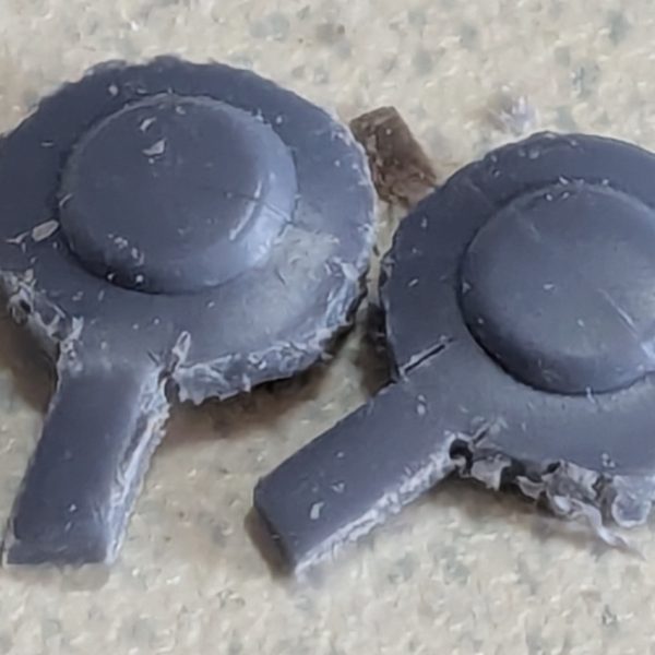 上半身?が広く感じるので、約2ミリ。左右合わせて約4ミリ幅詰めした。2026年 3月20日(金)。先週14日(土)に、オープンしたプラモ屋に再販ガンプラを求めて開店前の列の4番目に並んだ。10時店員さんの後に付いてお店の中へ。まだ再販品の入荷が無いと言う事で、製作スペースで入荷するまで約3時間待たされた。MGファッツ目当てだったけど入荷無し。RE バウ3つだけ入荷。3番目の方が、バウを手にしわっちは、『あっバウが』と声が思わず出てしまった。3番目の方が、欲しければどうぞと譲って貰った。RE バウとMG リゼルC型(オレンジ色の)と30MMのマルチクロスを購入しました。1回帰宅して、ホビーゾーンの再販時間17時に間に合う様に行った 。祝日や春休みせいで、駐車場が1杯で中々停められなかった。17時。ガンプラ再販目当てで来た人、約60人以上が品物を来ないで、中止です。と店員さんの話しを聞いたら蜘蛛の子が、散るみたいにいなくなった。常連の人の話しを色々と聞いた。別の所でMG ファッツ4つに、20人以上がジャンケン大会して買えなかった。とか。別の所では、MG ファッツ2つに60人以上がジャンケン大会して買えなかったとか。REバウも1個に対して50人以上で、ジャンケン大会して買えなかった。と言っていた。雨が降っていてビチョ濡れだったそうです。 (7枚目)