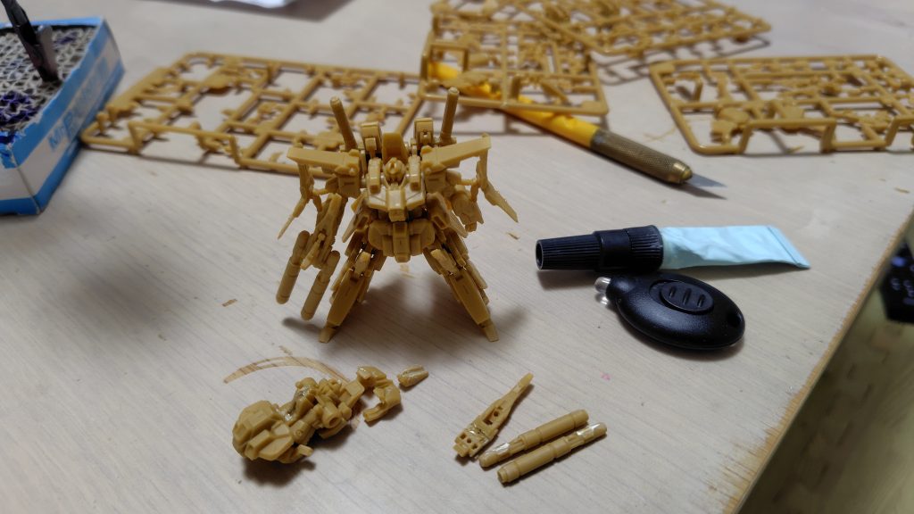 アロンアルファ光にはお世話になっています。これがあるとストレス無く改造できますね(gundam-kao6)ただ黄色いケースを付けてると中でネジが緩んでいるのか、何度か使ってるとすぐに固まって使えなくなってしまったので、自分は黄色いケースは外して使用しています。正規の使い方では無いので自己責任ですね。この使い方で、ジップロックに乾燥剤と一緒に入れて保管する事でほぼ最後まで使い切れるようになリました✨️