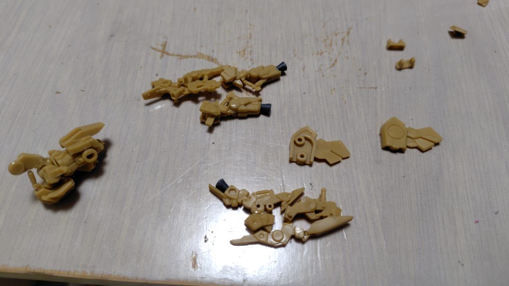 ここからが地獄の始まり(zaku-kao10)脚部は特に答えのないパズルです。MGのFAZZの説明書見たり動画検索したり、ほかの方達が作ってる画像を見たりしながら組み立てましたが、、、全くわからん！この作業だけで数時間、、、