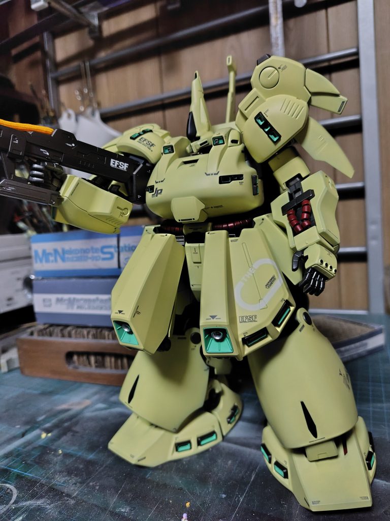 でっかいHGとかあまりいい評判は聞きませんでしたがやはりデカいだけで価値がある気がします。ただしスラスターの塗り分けは修行の領域でした。