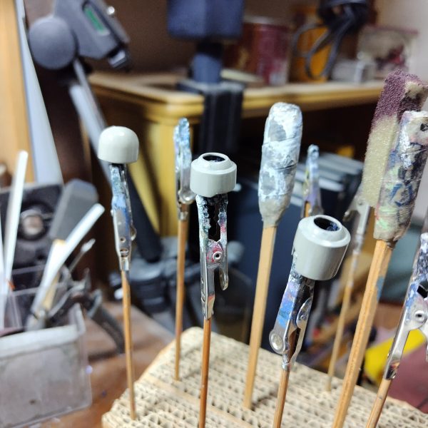 ジャンクで仕入れてた腕左だけ関節が余りに緩かったので貰ったキットの余りパーツの方でで塗り直し中。完成は先送りにー。（2枚目）