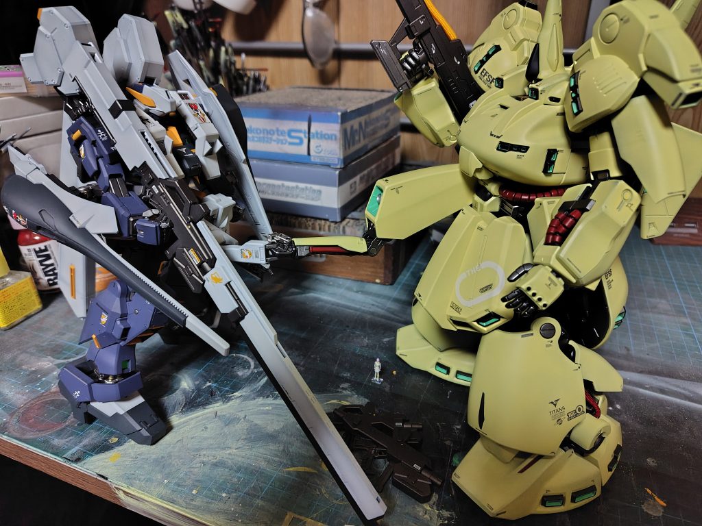 ポージング諦めて隠す気のない腕と握手。盛大に塗料瓶こかした形跡が。