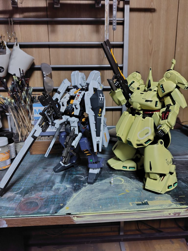 引っ張り出したついでに過去作のアウスラさんと記念撮影。こいつも十分デカい。