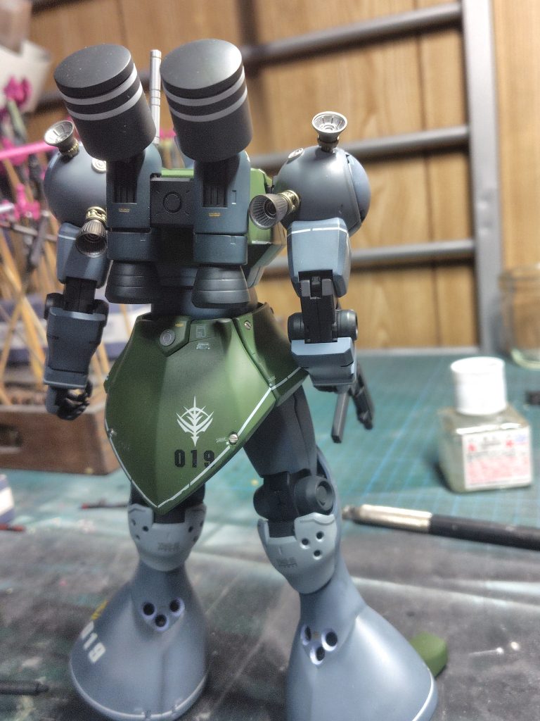 謎穴はスラスターと装飾パーツで誤魔化し