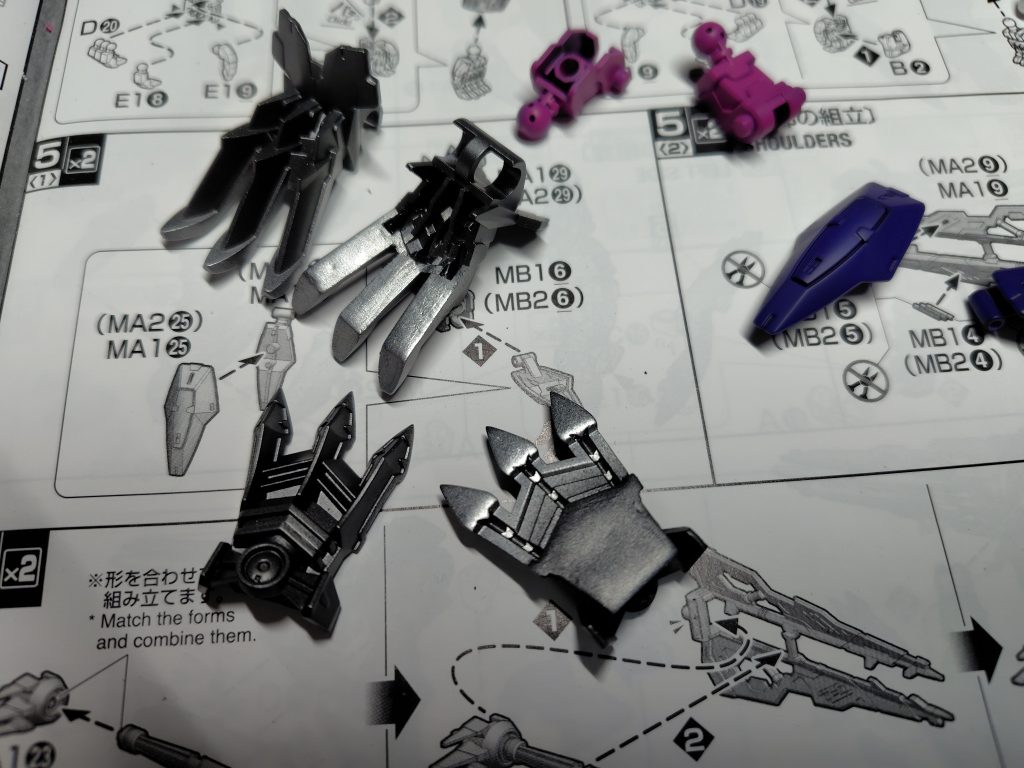 爪の裏だけは肉抜きが気になったのでモールドもなく荒いですがパテで埋めました。