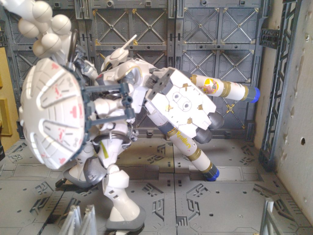 背面プロペラントタンクを支えにすれば支柱無しで立たせる事は可能