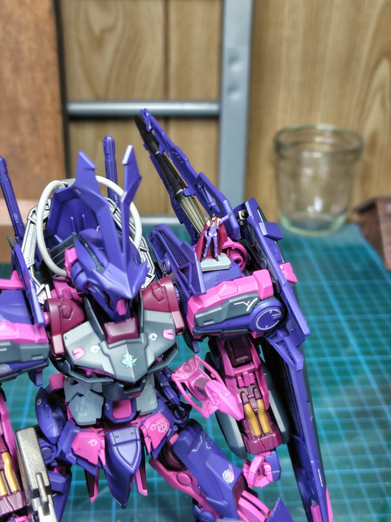 一応フレームをガイアのライラックピンクとマゼンタで塗り分けましたが全体的なインパクトが強すぎて誤差レベル⋯。紫つよい。