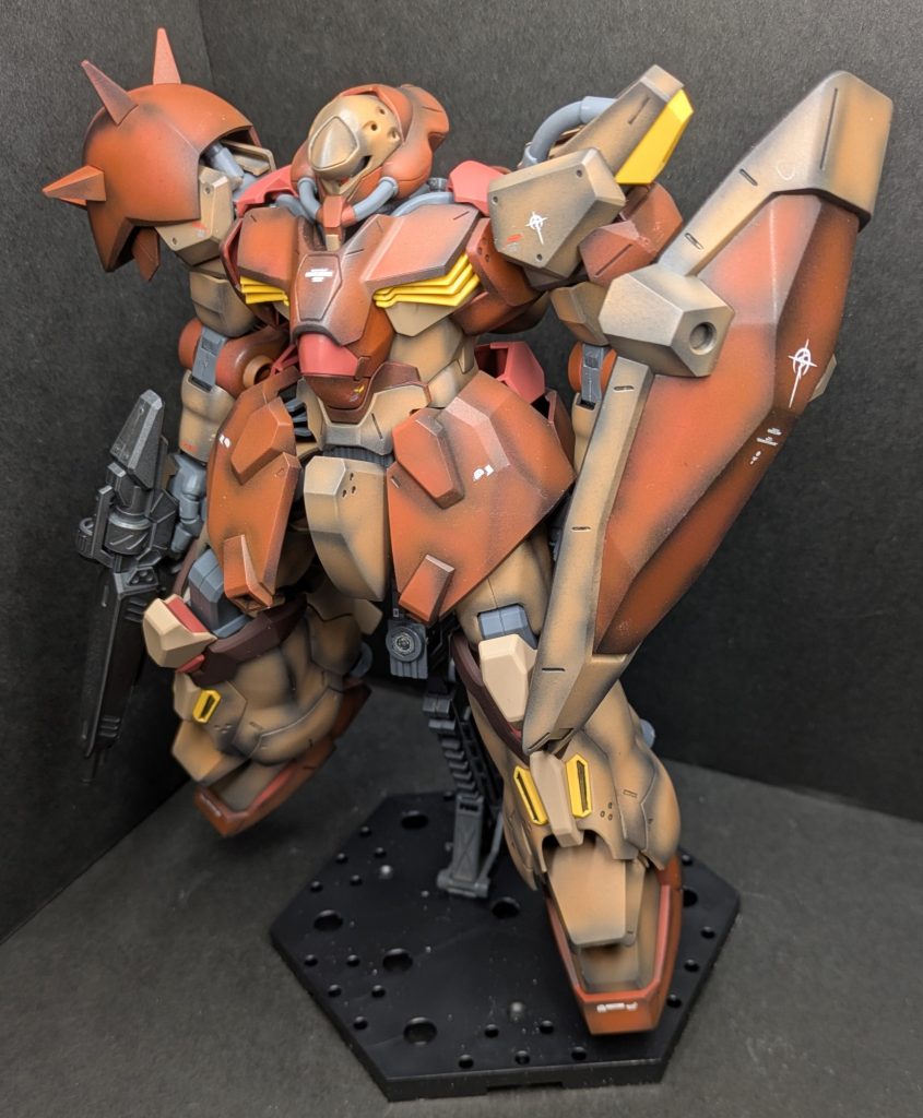 サフ無しでエッヂだけ黒で塗装してから上塗しましたベージュのほうは塗料の隠蔽ひくいので大分くどい感じになってしまいました一部のパーツは未塗装でRG見たいな2色づかい（手抜き）です&nbsp;