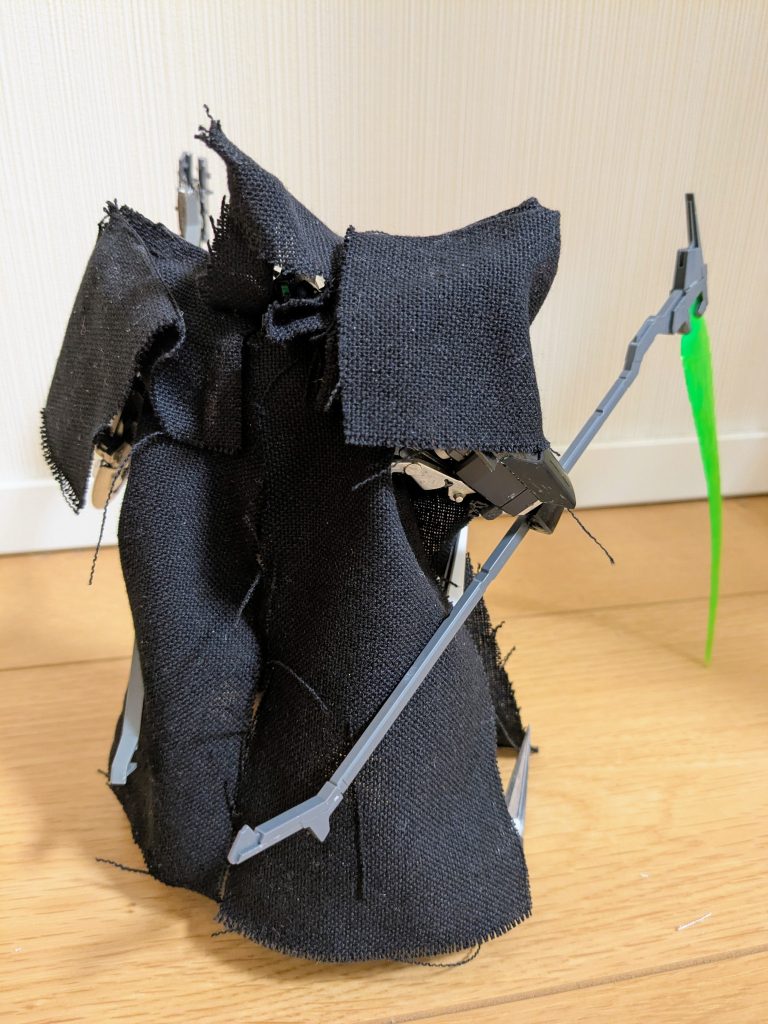 バックショットから1枚。肩の布の着け方だけ、スノーホワイトと少し変えてみました。デスサイズの特徴的な肩から腕にかけてまるっと隠したかったので、そうなるよう加工してあります。ちょうど映画「ウィキッド」を見てきたばっかりだったこともあり、主人公の魔女エルファバのイメージもかなり影響あるかと思います(笑)背中から体側にかけての布は左右1枚ずつ。このショットだと1枚に見えますが、背中の中央部で半分に分かれています。その理由は次の写真にあります。