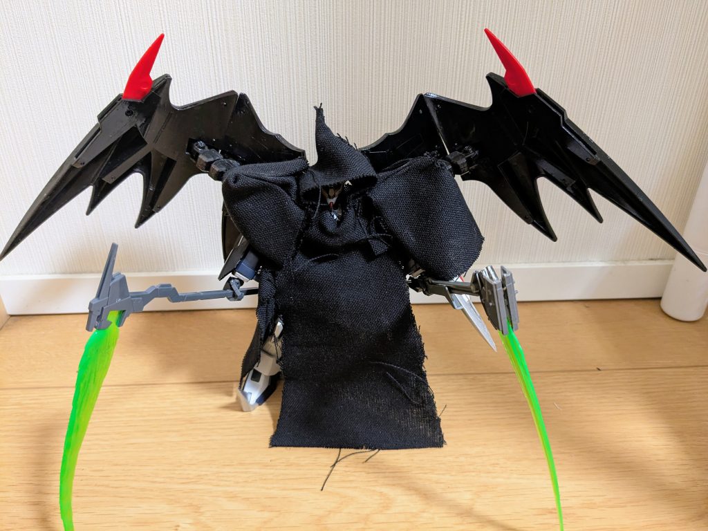 バックパック、アクティブクロークを装備して1枚。本編序盤は先程までのマント形態でしたが、フローズンティアドロップ9巻の表紙ではこの形態でしたので、最終決戦ではこんな姿だったんだろうな〜と思い作成しました。デスサイズヘルのクロークドカスタムも、羽はマントの外に出ていたので、それに倣ってあります。