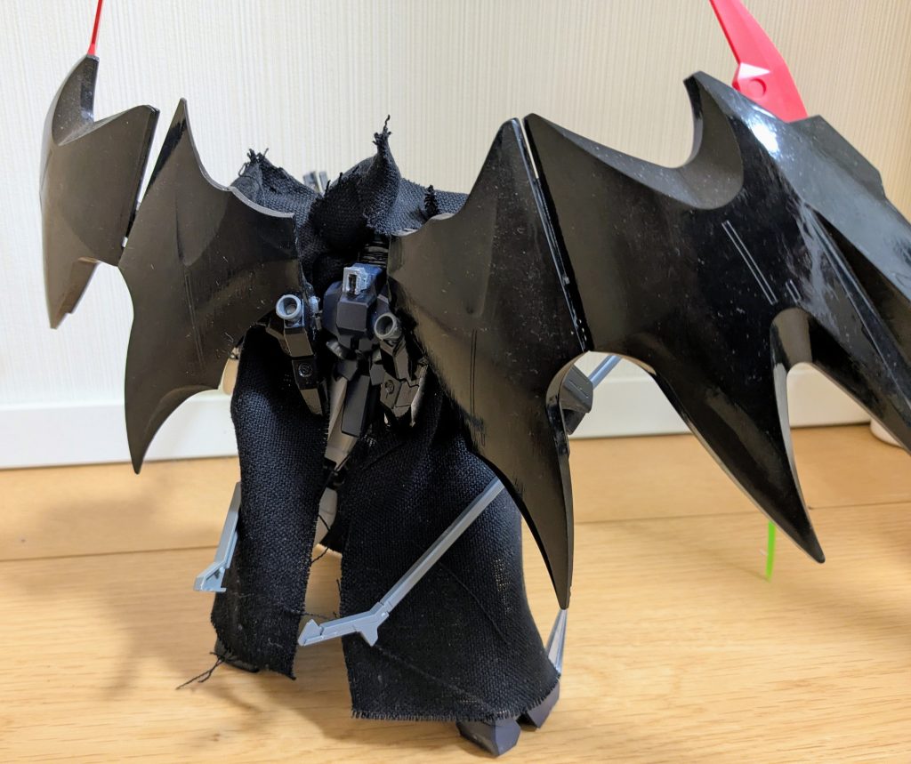 バックパック装着してのバックショットで1枚。背中のマントが半分に割れているのがよく分かる1枚です。割れるように作ってあるために、バックパックを装着できるようになっております。