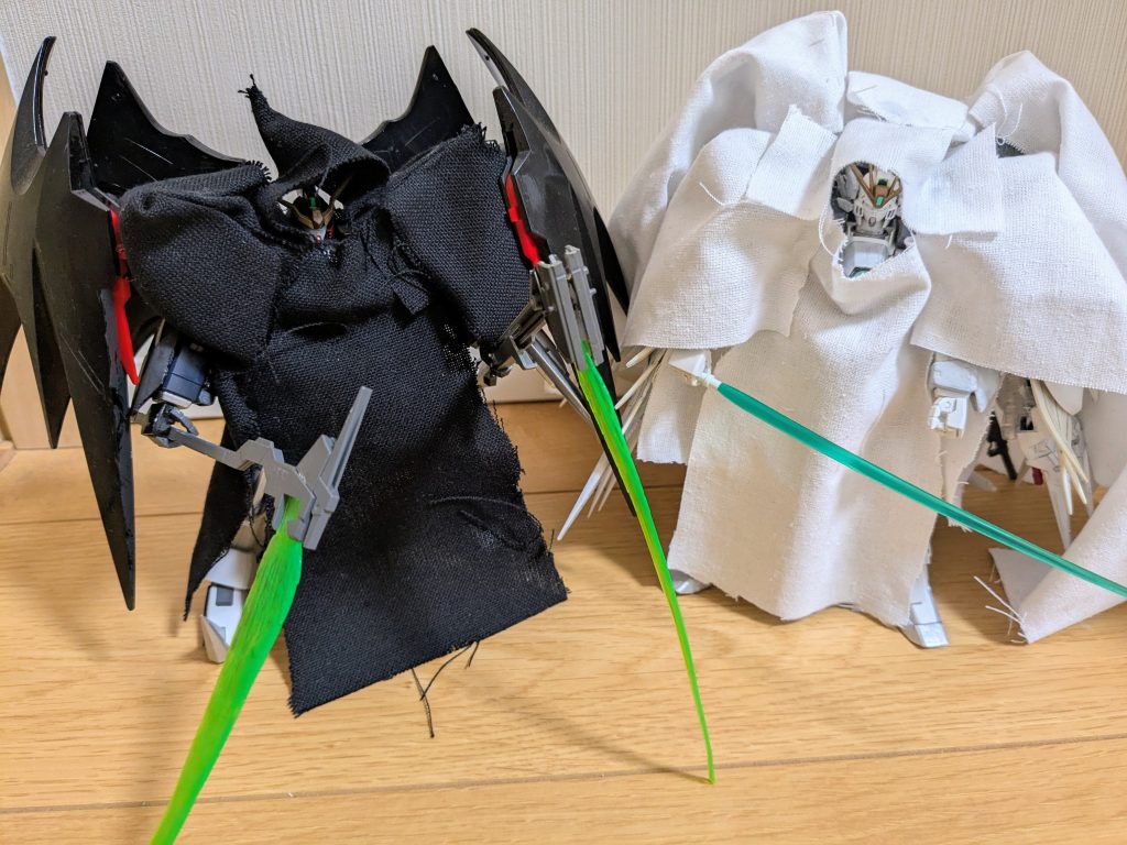 翼を閉じて、前回作成したスノーホワイト クロークドカスタムと並べて1枚。1巻の挿し絵でこの2機が並んでいる姿、初めて見たときは鳥肌モンでしたね〜。2機作成して満足満足な今日この頃です。この調子で、プロメテウスとシェヘラザードも作成していきたいと思っておりますので、またお付き合いいただけると嬉しいです!以上、ガンダムワーロック クロークドカスタムでした!ご覧いただき、ありがとうございました!!