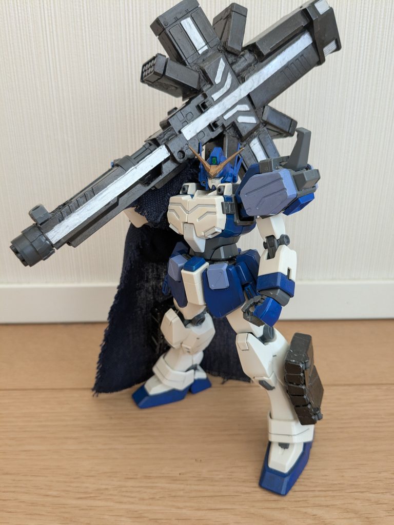 右のマントだけを装着し、十字架砲を肩に担いで、よくあるプロメテウスの資料の１枚。やっぱりプロメテウスといえばコレでしょう！！十字架砲が設定よりデカすぎてすごいボリューミーになっていますが（笑）