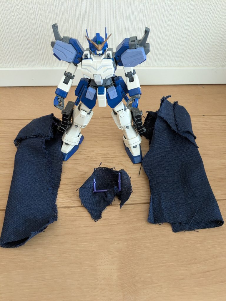 バックパックを外したプロメテウスとマント３組を並べて１枚。マントは右腕〜背中半分で１枚、体前部〜左腕〜背中半分で１枚、帽子部分で１枚です。前部装備させると次のようになります。