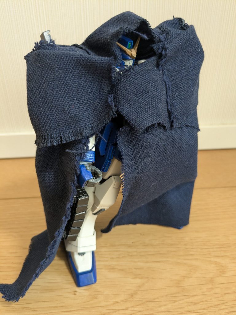 右前方から１枚。左右でマントが分かれていて、右が左より短いため、右半身が少し見えるような状態になっていますが、そのはだけているのがまたカッコいい！で、作りながらマントのデザインについて感じたことが２点。①両肩と胸部のマントが二重になっているんですよね。これってやっぱり火器関係を少しでも守るためなのかな？②左半身は腕も含めて全部隠れるようにしてあるのは、左に手持ち武装等ないからってことなのかな？