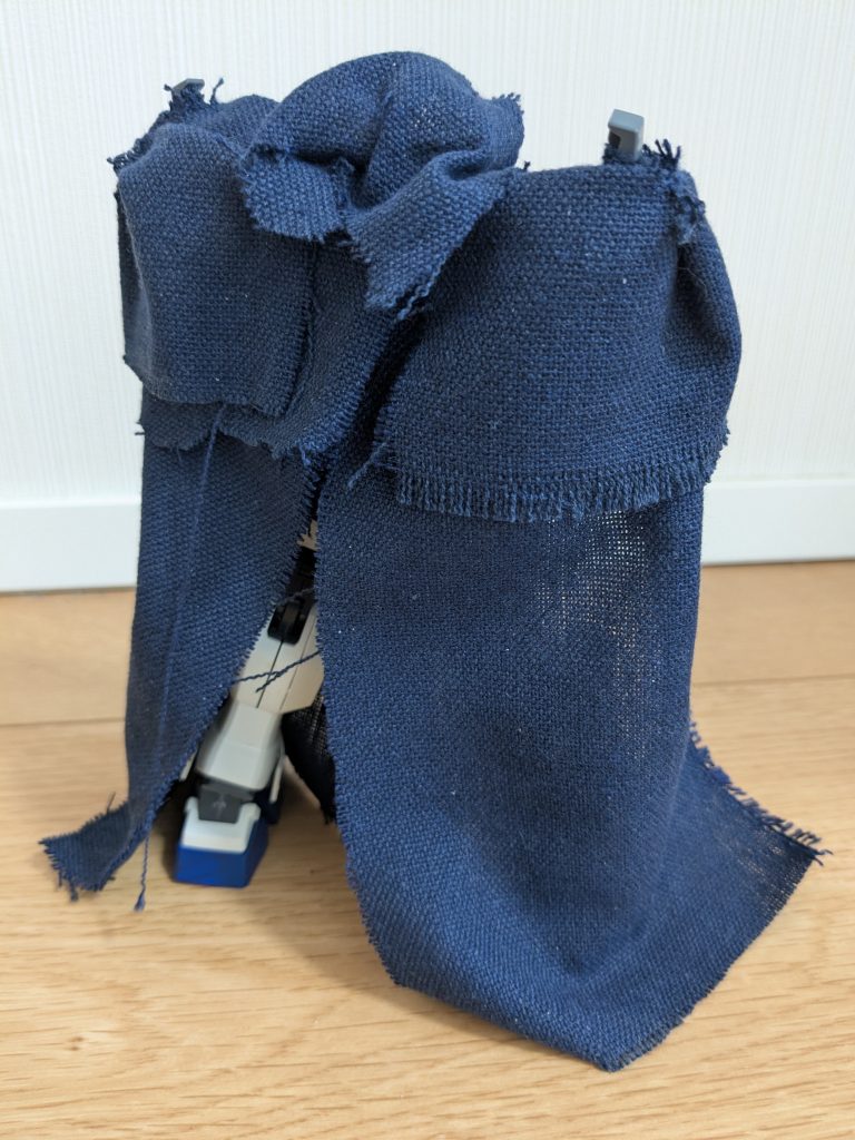 背面から１枚。本編前半では未完成品をマントで全身覆い尽くしているってことで、こんな感じだったんだろうな〜という思いを表現できて、この状態でも十分満足でしたが、マントを今回のように分けた理由についての１枚が次のものです。&nbsp;