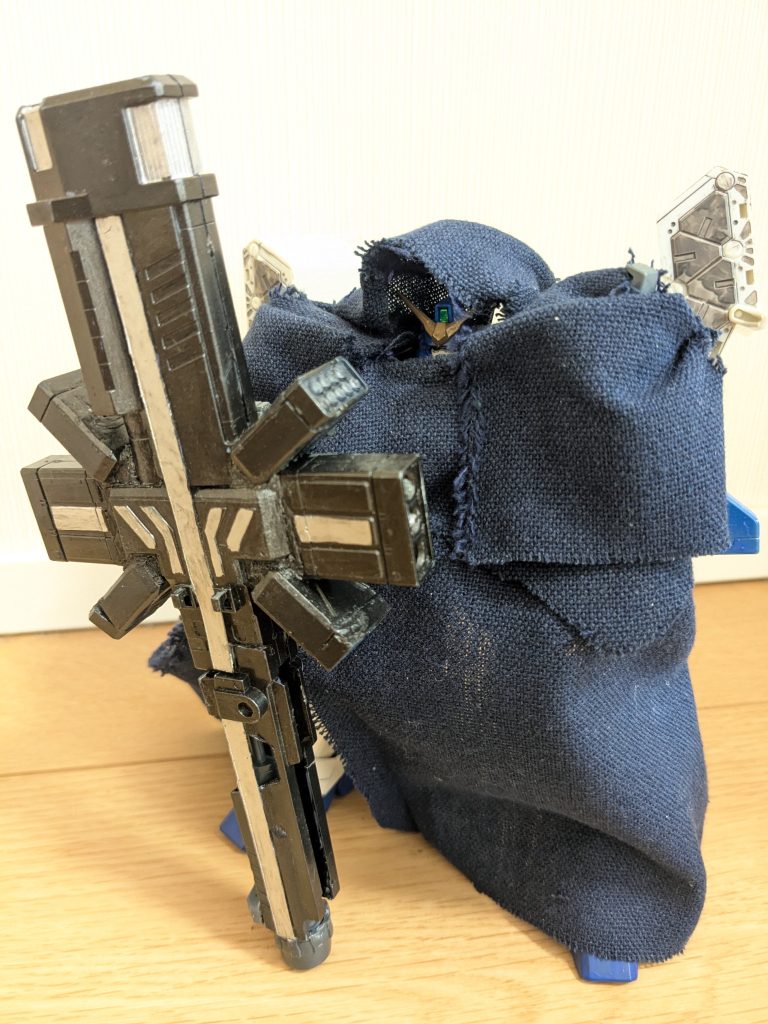 最後に、フルマントにバックパックと十字架砲を装備させての１枚で締めです！正直、最初の２機よりも今回のほうが、デザイン、色的にもカッコいいな〜と思ってしまいました。やっぱり重火器はロマンですな（笑）さて、残りもう１機も作成を予定しとるのですが…読めば読むほど、画像や挿し絵を見れば見るほど分からなくなっておりまして…完成は少し遅れるかもしれません。その間に、気晴らしの機体をアップする予定でもありますので、もうしばらく気長にお付き合いいただけると嬉しいです。よろしくお願いします！以上、ガンダムプロメテウス クロークドカスタムでした！ご覧いただきありがとうございました！！