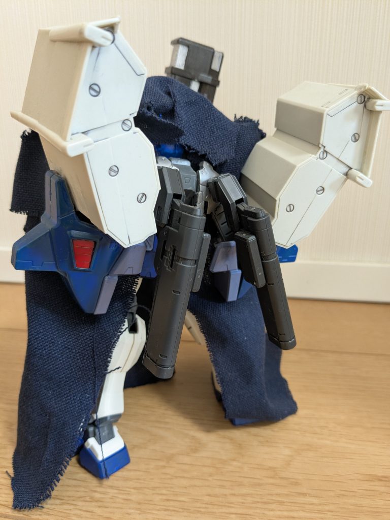 フルマントにバックパックを装着して１枚。左右２枚で分かれているため、バックパックも簡単に取り付け可能です。その分、どうしても後ろから下半身が露出してしまうのですが、これも御愛嬌ということで、ご容赦ください。