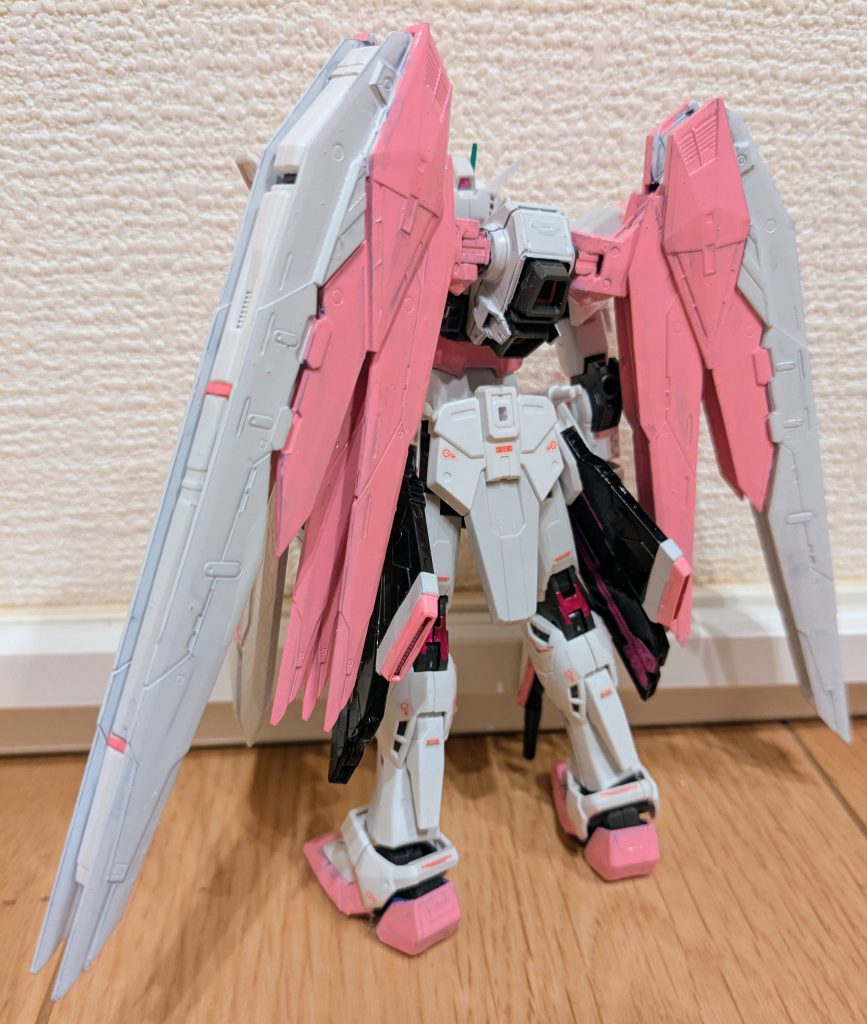 バックショットで1枚。羽はピンクで、黒だった部分をガンダムホワイトにしてあります。腰のレールガンも破損していて稼働はしませんが、塗装はしっかり。メインカラーはティターンズブルー1。黒だった部分をガンダムホワイト。銃口、スラスター部分を蛍光ピンク。青だった部分をメタリックピンクに塗装しまして、イメージに迫れたかと思います。