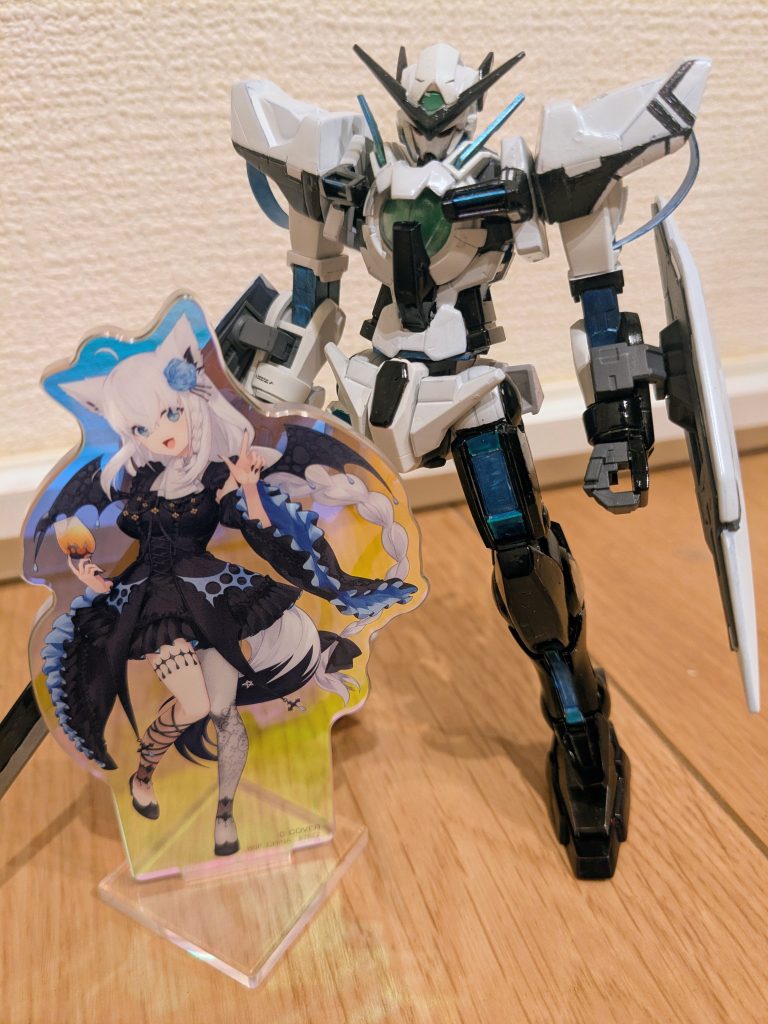最後に、白上フブキさんのアクスタと並べて１枚。CGイラスト、そしてフブキさんのイメージにそこそこ迫れたのではないかとお腹いっぱいになり、本日投稿しました！&nbsp;そろそろ、残り１体のクロークドカスタムを作成しつつ、ホロライブコラボのガンダムも探してみようかと思う今日この頃です。以上、ガンダムエクシア　白上フブキコラボカラーでした！ご覧いただき、ありがとうございました！！